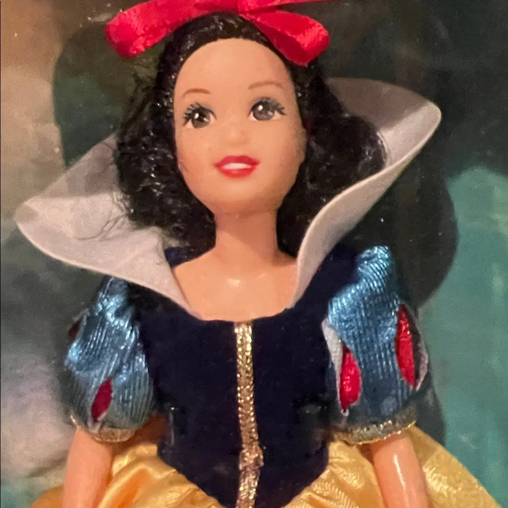 Mattel Snow White Princess Portrait Collectible Doll - Blue, Yellow, Red